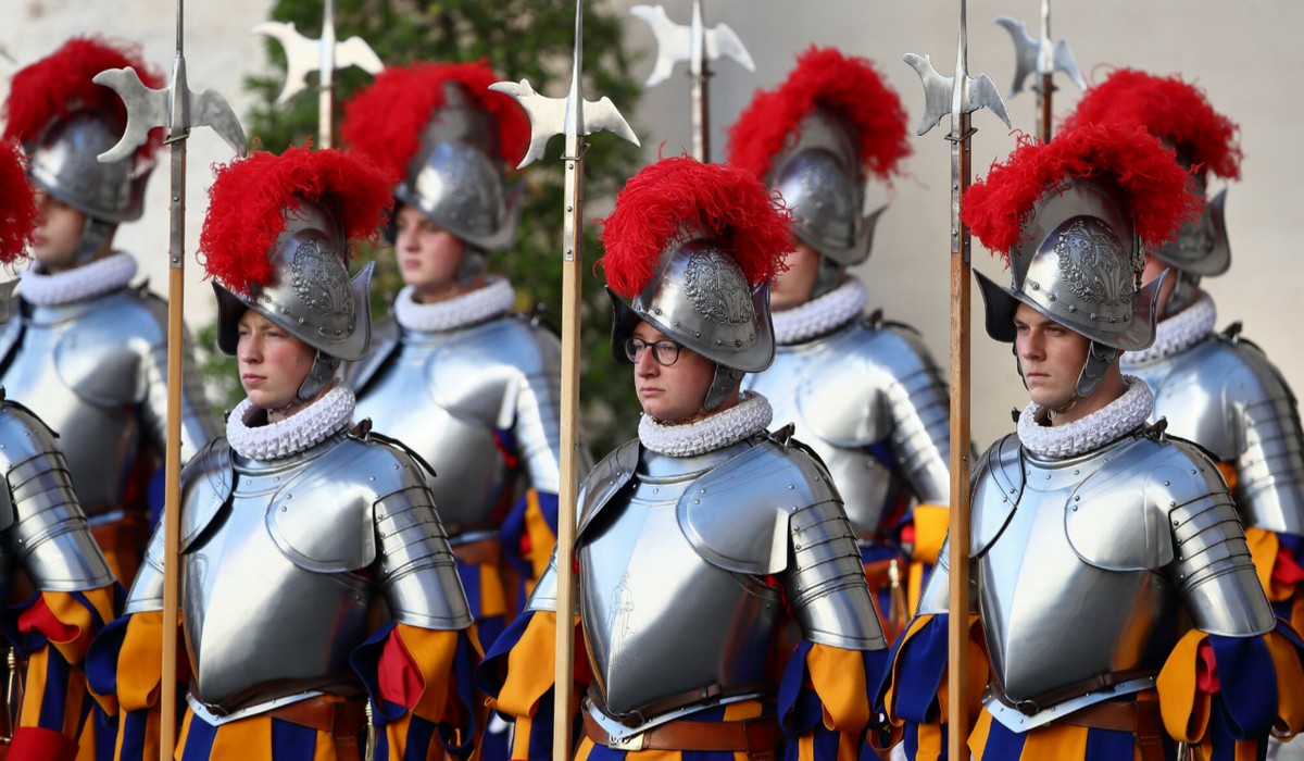 Trzech gwardzistów papieża odeszło ze służby, bo chcieli uniknąć szczepień na koronawirusa