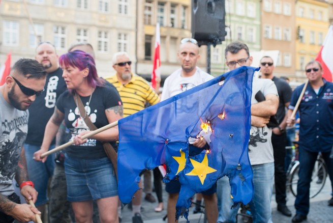 Niemcy: 3 lata więzienia za spalenie flagi Unii lub innego państwa