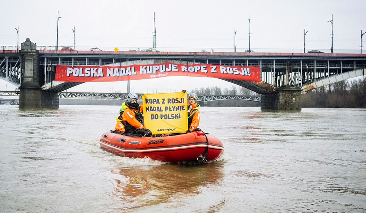 Greenpeace z banerem "Polska nadal kupuje ropę z Rosji" i przypomina niewygodną prawdę
