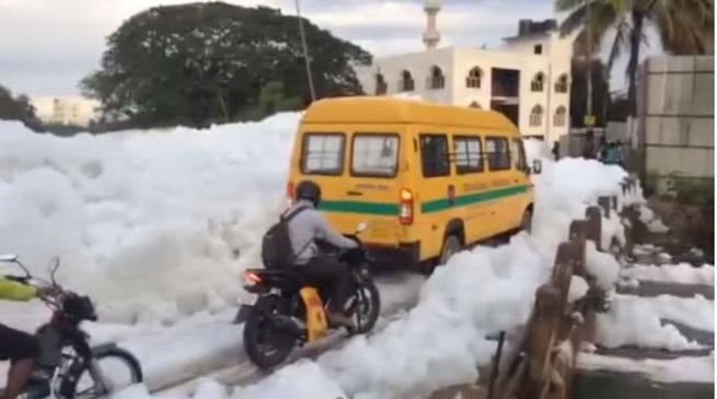Jezioro w Indiach tak brudne, że płonie