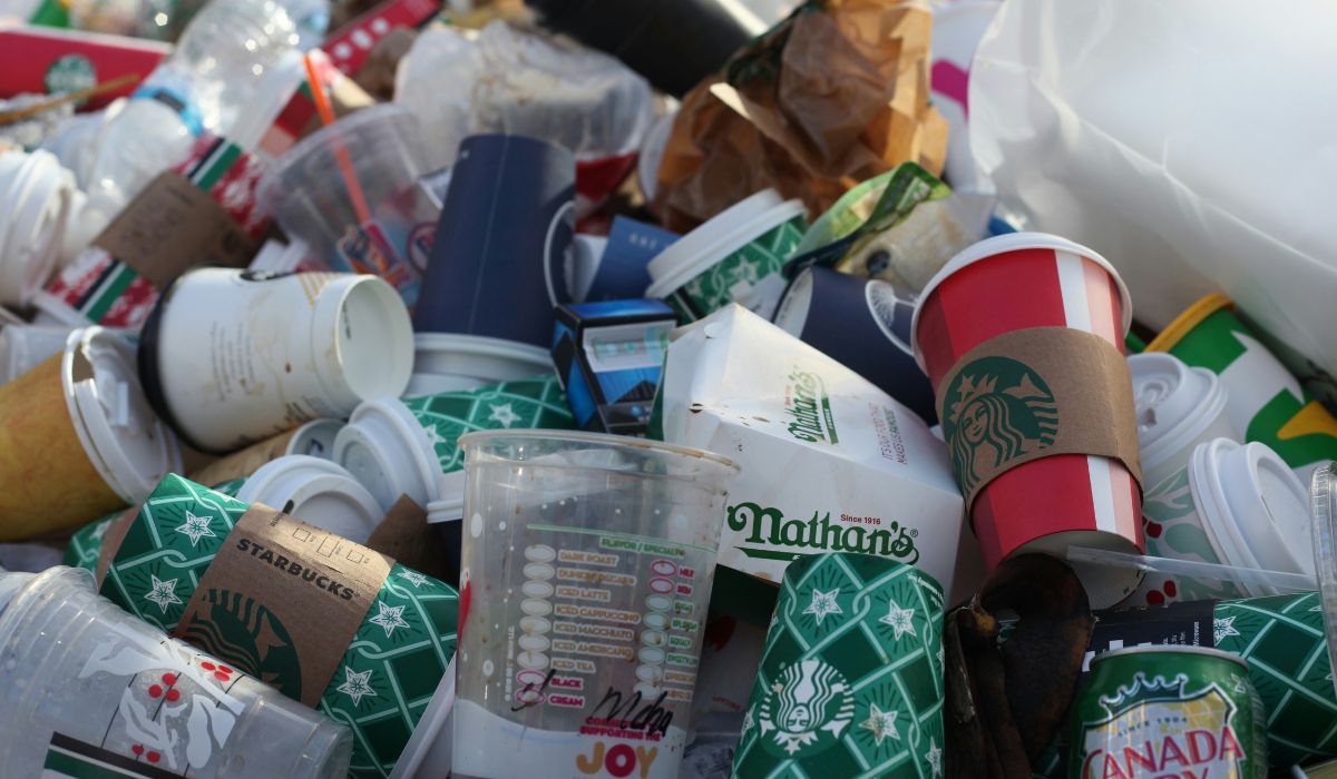 Będzie mniej śmieci, UE zaostrzyła przepisy i nie pozwala na opakowania tam, gdzie nie są potrzebne