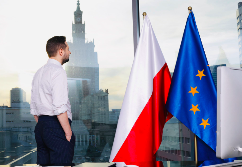 Zamyślony Jaki pozuje z flagą Unii :flag-eu: