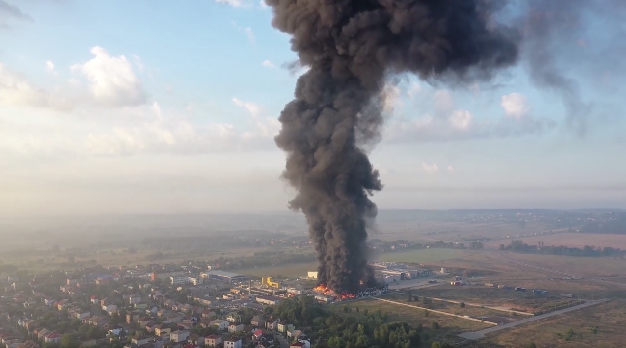 Ogromny pożar sortowni odpadów w Myszkowie. Trwa dogaszanie hali recyklingu