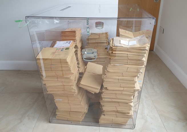 Polska ambasada pokazuje paczki głosów w zaplombowanej urnie, do której paczki by nie weszły