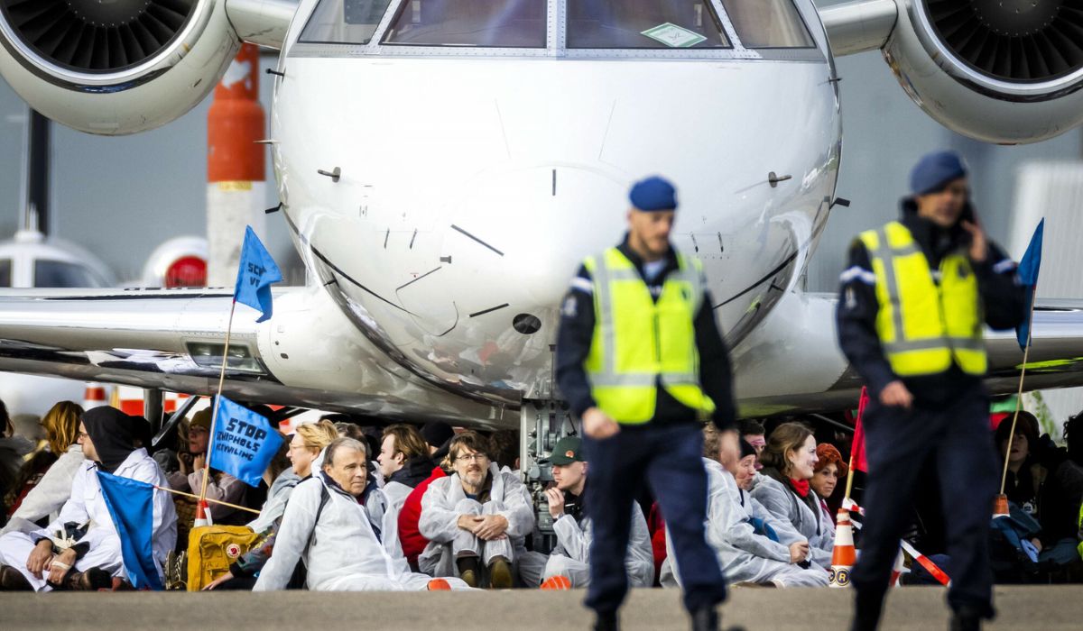 Aktywiści klimatyczni zablokowali prywatne samoloty na lotnisku w Schiphol