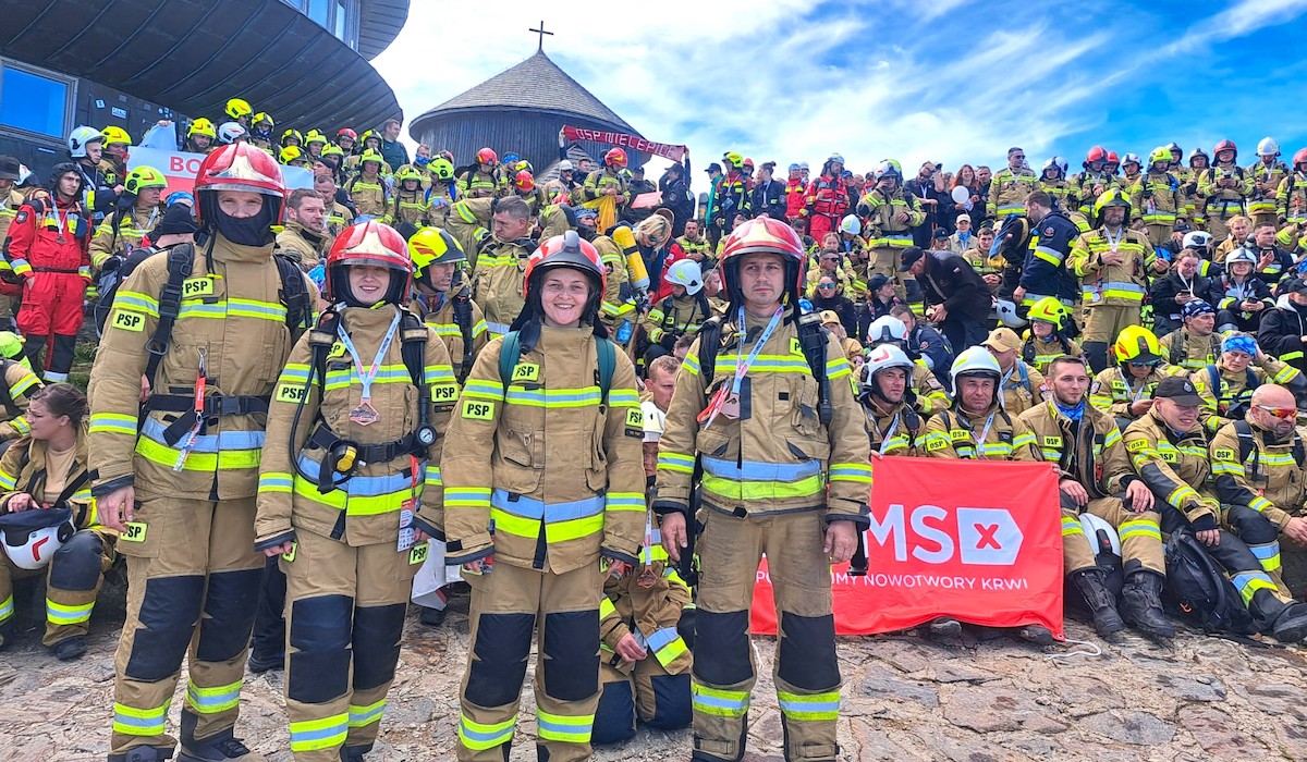 Setki strażaków weszło na Śnieżkę w pełnym umundurowaniu, żeby zachęcić do rejestracji w bazie dawców szpiku