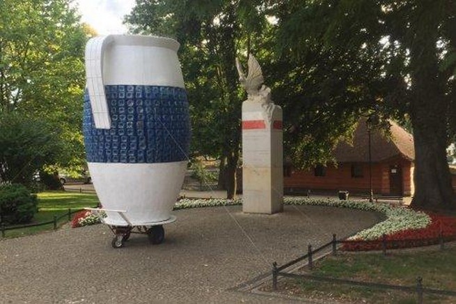 Kontrowersje w Bolesławcu: obok pomnika Niepodległości postawiono wielki dzban