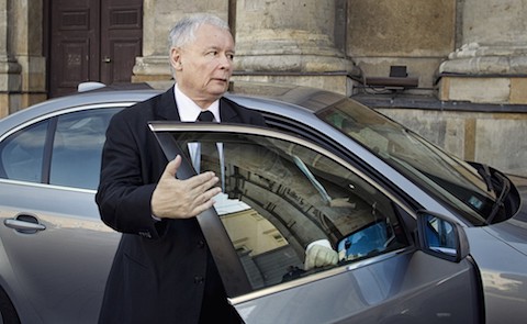 Policjant zatrzymał limuzynę Kaczyńskiego jadącą pod prąd. Już nie pracuje w policji:jarek: