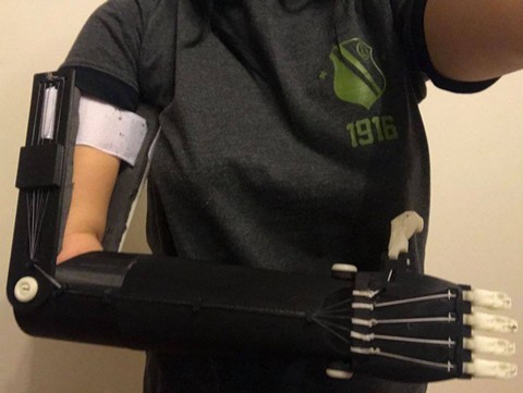 Uczniowie technikum wydrukowali dla koleżanki protezę ręki