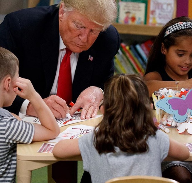 Donald Trump nie umie pokolorować flagi USA?