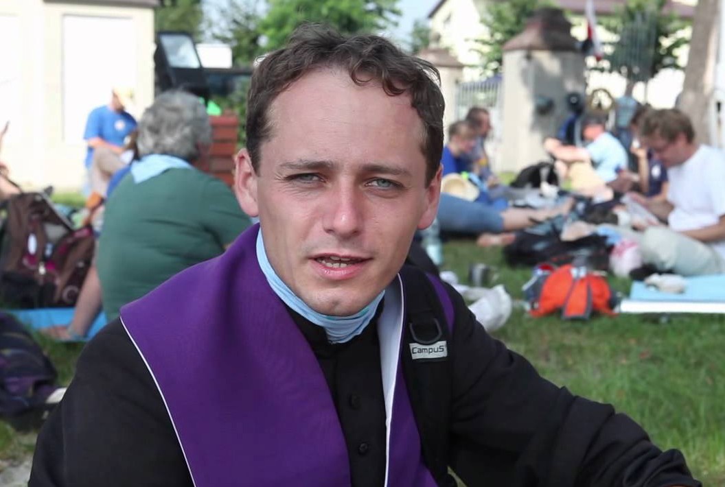 Charyzmatyczny ksiądz Misiak "od patologii i narodowców" został ekskomunikowany