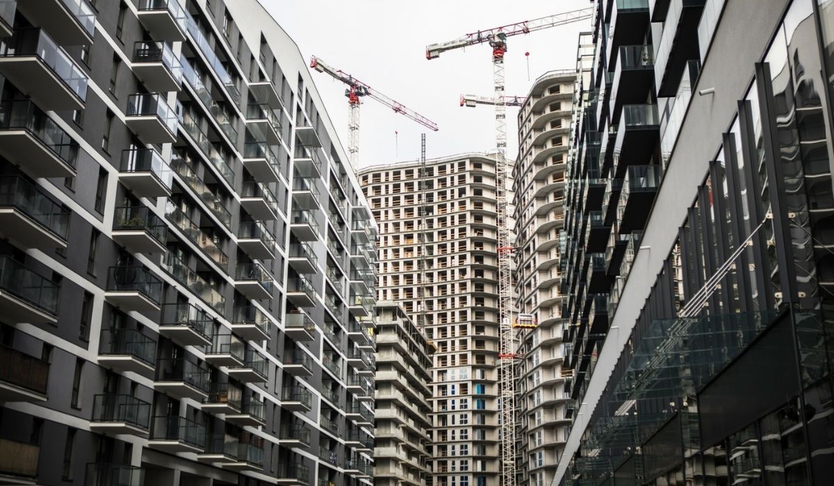 Jeszcze bardziej spadła liczba ubiegających się o kredyt mieszkaniowy, mieszkanie na własność staje się luksusem