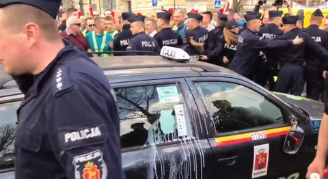 Taksówkarze zaatakowali taksówki niebiorące udziału w proteście