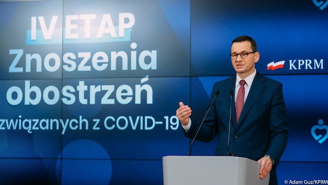 Morawiecki: na ulicach już bez maseczek, pozwalamy na organizację wesel i otwarcie kin