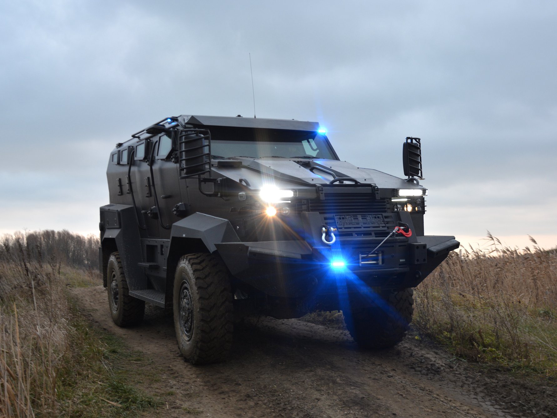 Policja chwali się nowymi pojazdami pancernymi dla antyterrorystów