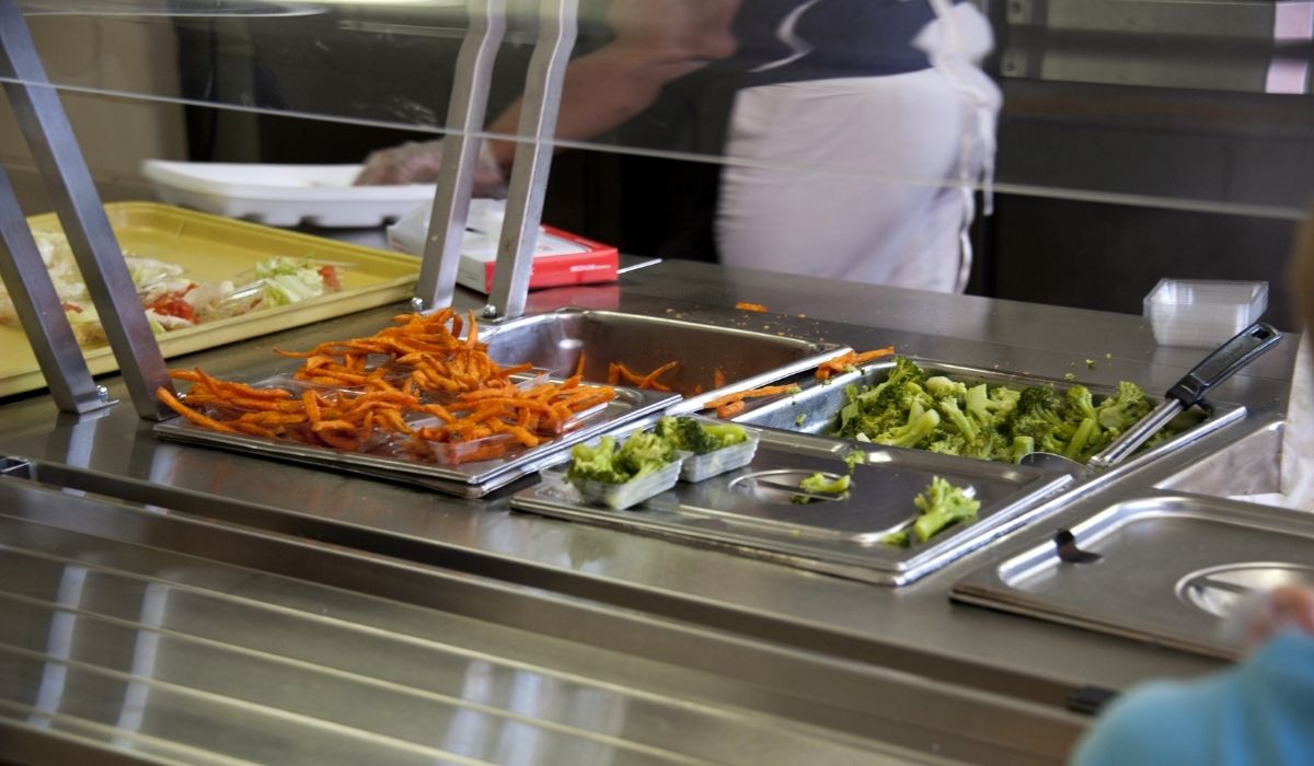 Francja: mer Lyonu z powodu pandemii usuwa mięsne posiłki ze szkół