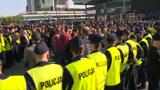 Drugi dzień protestu przedsiębiorców. Doszło do przepychanek z policją i zatrzymań organizatorów 