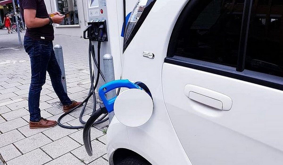 Parlament Europejski zagłosował za pełnym zakazem sprzedaży nowych aut spalinowych po 2035