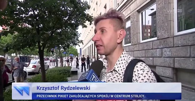 Przypadkowy przechodzień krytykujący opozycję w TVP wyznał, że jest aktorem i dostawał za to hajs