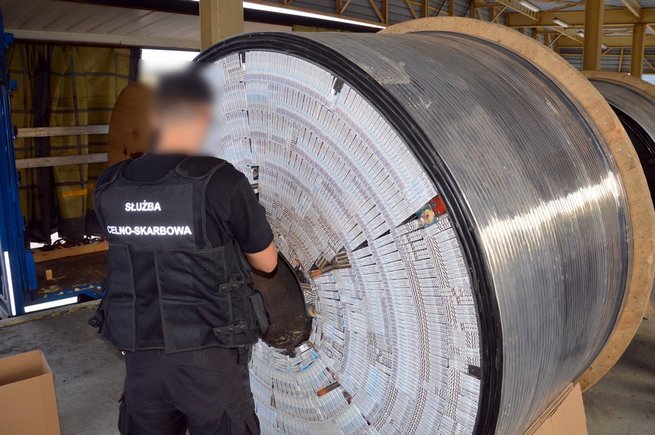 Efekt uboczny pandemii: zmalał przemyt alkoholu i papierosów do Polski