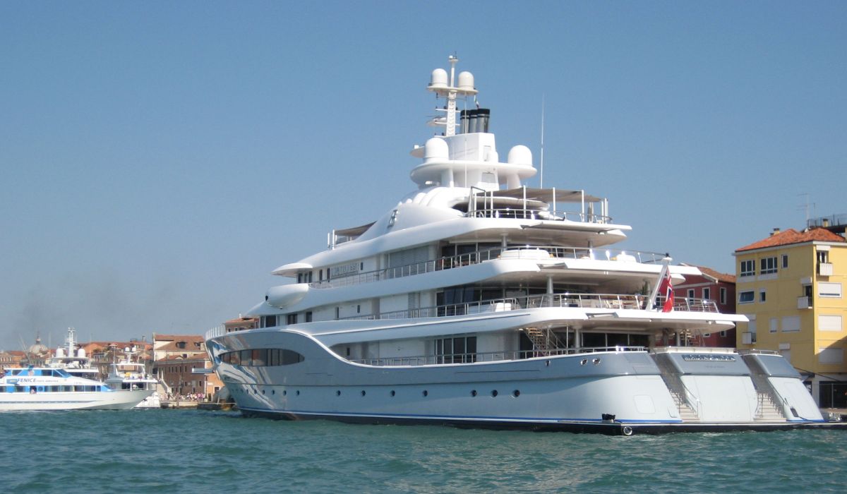 Luksusowy jacht stał się łodzią ratunkową dla migrantów, uratowano ok. 100 osób