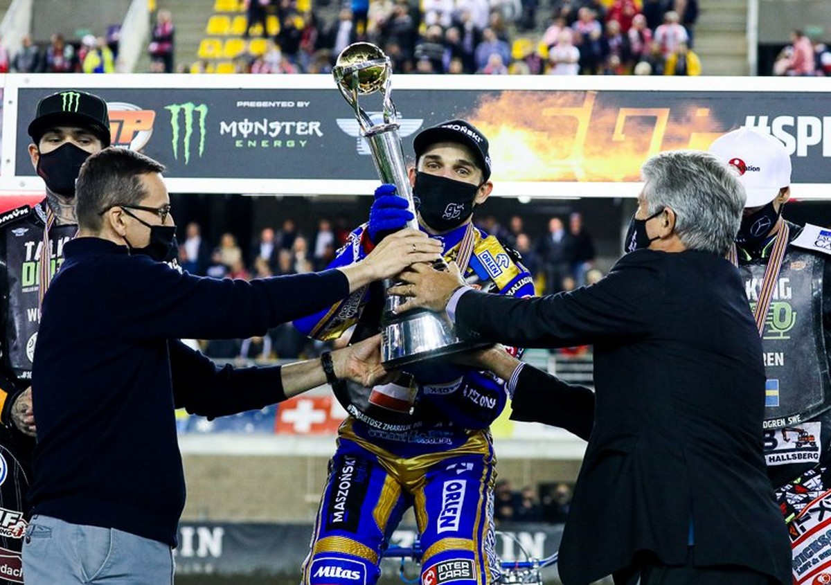 Mateusz Morawiecki wygwizdany przez kibiców żużla w Toruniu