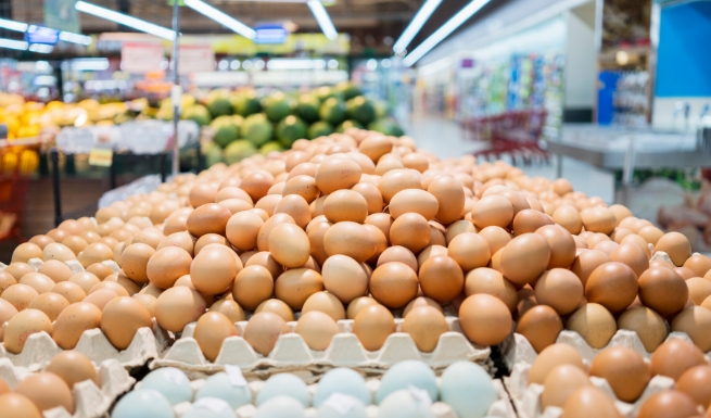 Hodowcy alarmują, że maleje liczba kur, więc jajka będą drogie