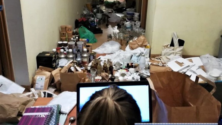 Kelnerka z Wrocławia okradała pracodawców. Wynosiła pieniądze, kubki, kawę, dżemy i talerze