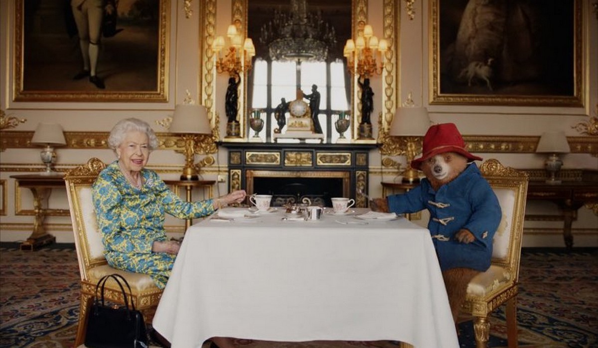 Królowa Elżbieta w ramach obchodów Platynowego Jubileuszu wystąpiła w spocie z Misiem Paddingtonem