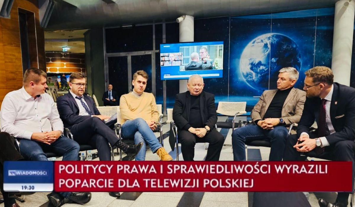 Prezes Kaczyński zrobił z obrony TVP coś na kształt blokady eksmisji, spędził tam całą noc