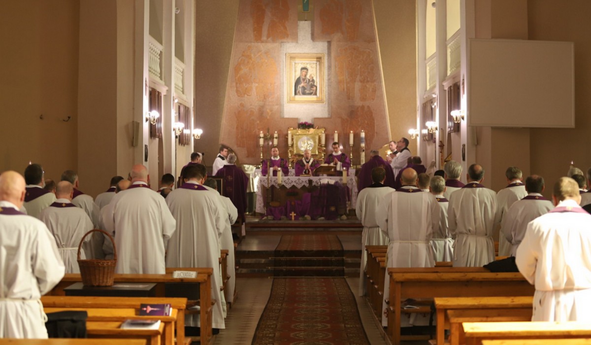 Dziwisz dziękuje kapłanom, że w pokorze przyjmują niedostatki i braki związane z ich stylem życia