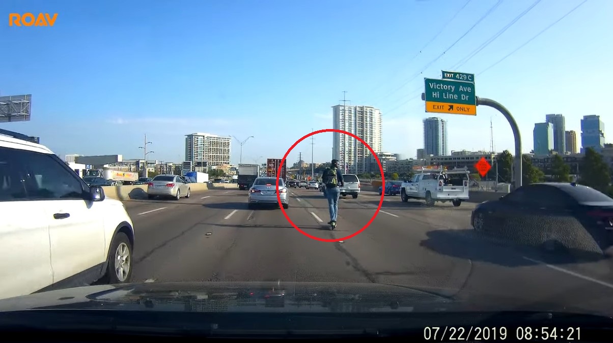 Teksas: mężczyzna jechał po autostradzie elektryczną hulajnogą