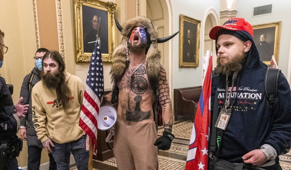 USA: słynny szaman nie został ułaskawiony, więc teraz chce zeznawać przeciwko Trumpowi