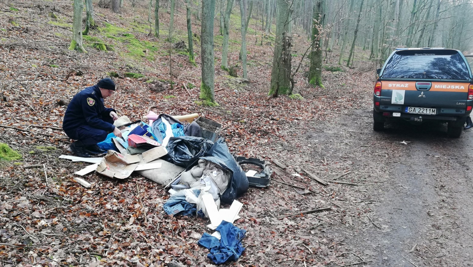 Strażnicy miejscy z Gdyni złapali mężczyznę, który wywiózł stertę śmieci do lasu