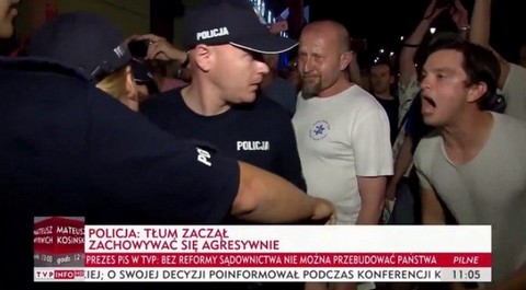Krzyczał "ZOMO" i szarpał policjantów. Teraz boi się o pracę