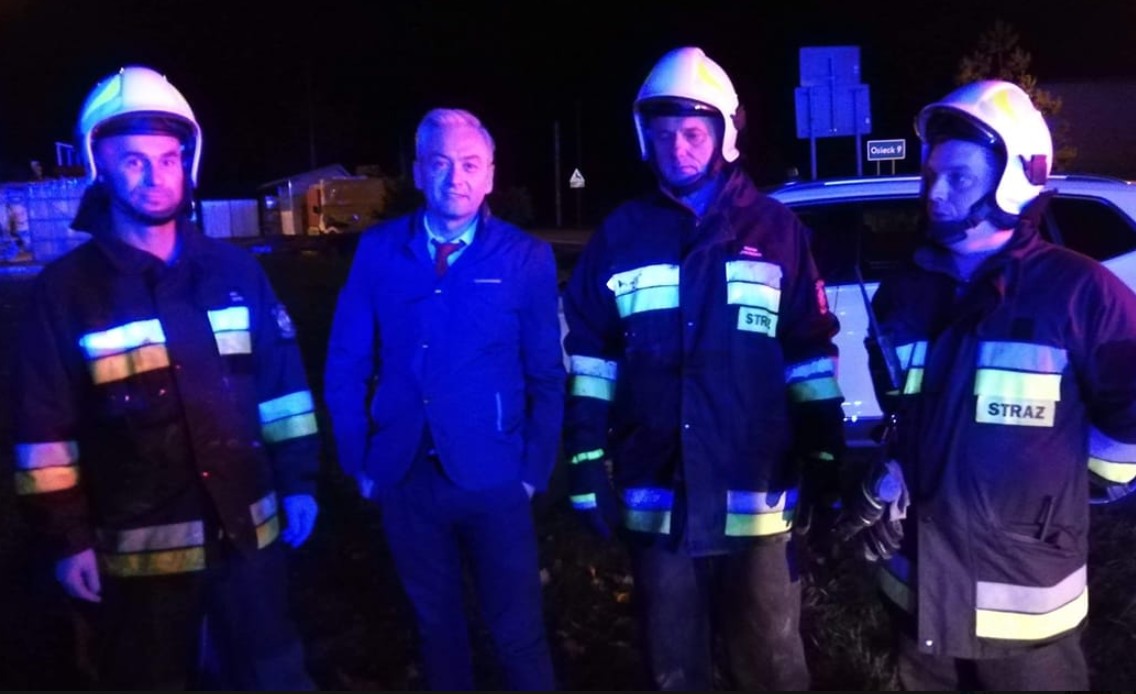 Biedroń uratował dwulatka i jego ojca z płonącego samochodu