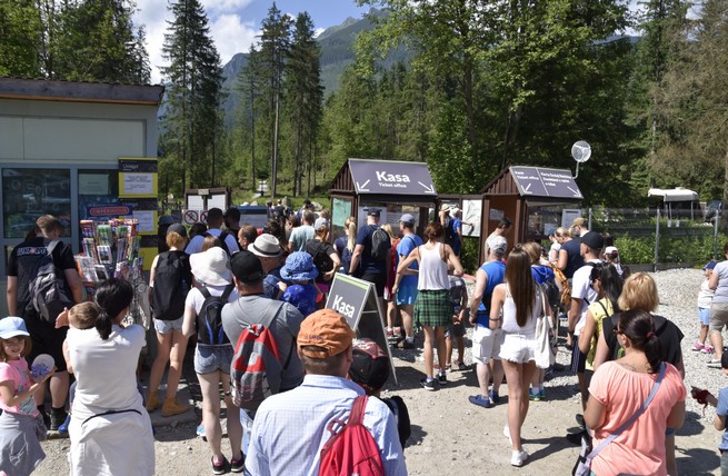 Tłumy turystów w Tatrach. TPN: brak miejsc na parkingach, na szlakach mogą być kolejki