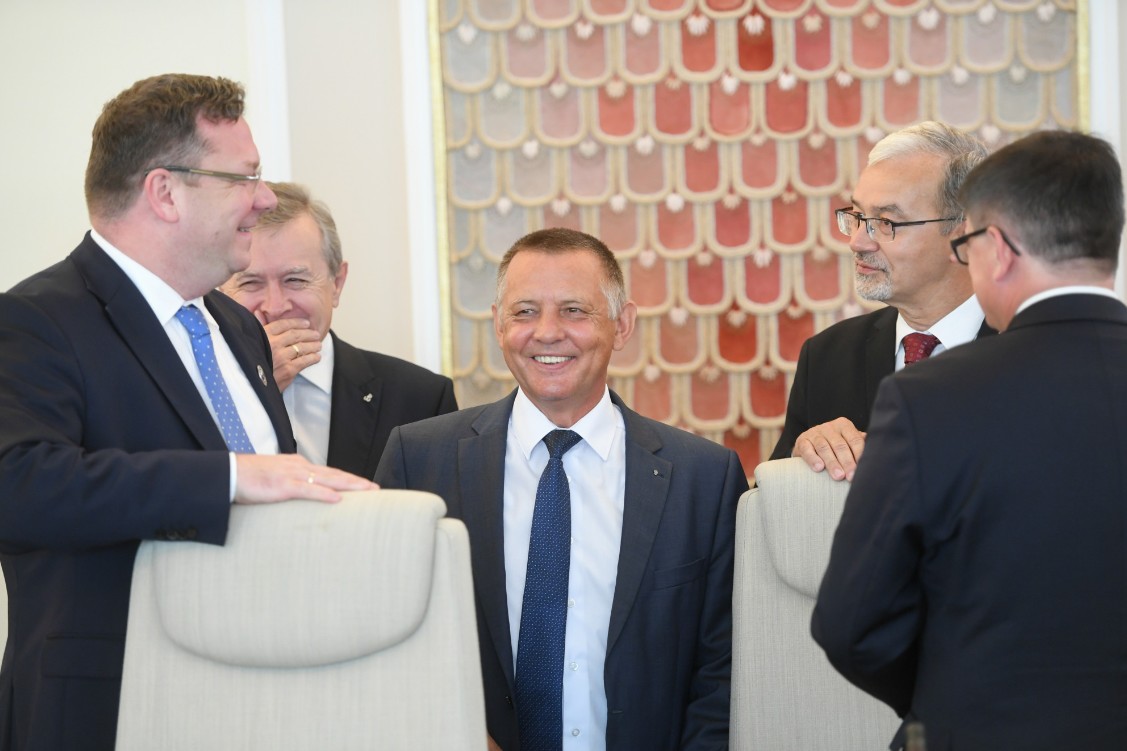 Onet: Marian Banaś kupił drugą kamienicę z lokatorami, a sprzedał już bez