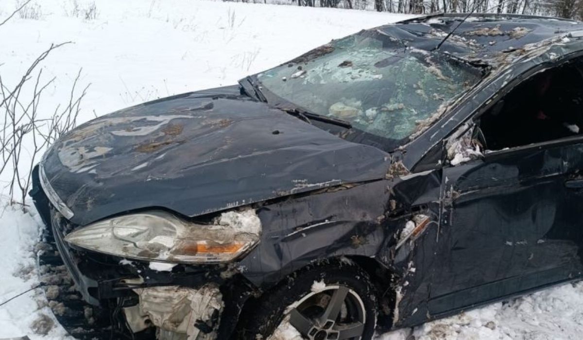 Rząsiny: chłop, którego trzymał jeszcze szampan, miał wypadek i holował auto, ciągnąc je na dachu