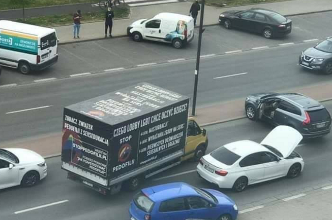 Warszawa: samochody na Ursynowie zablokowały ciężarówkę fundacji Kai Godek