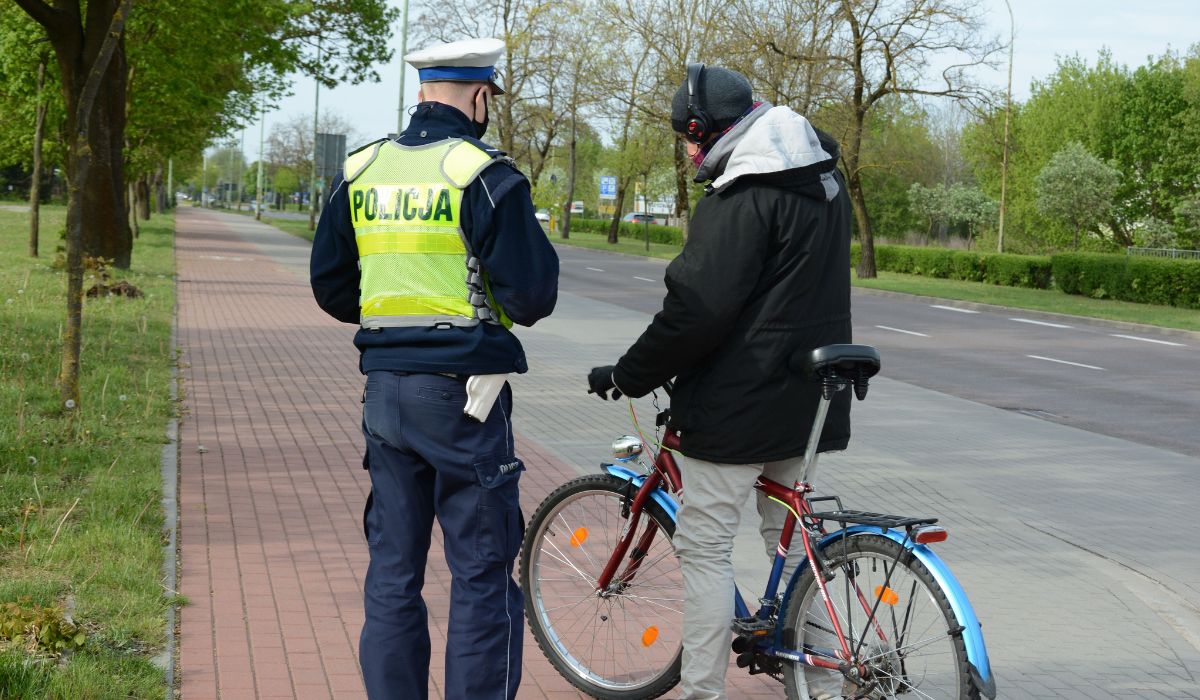 Do Sejmu i Senatu wpłynęła petycja o wprowadzenie mandatów za jazdę w słuchawkach