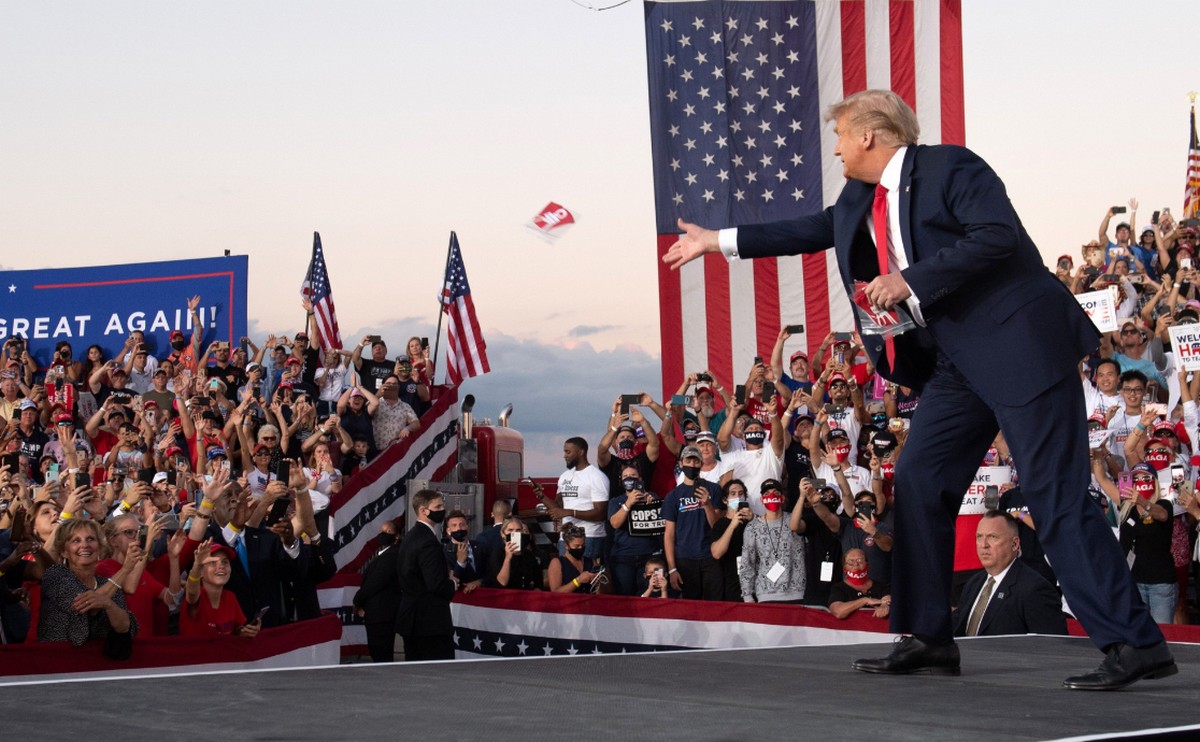 Trump wznowił kampanię na pełnej, robi wiece, zapewnia, że jest odporny i rzuca w tłum maseczkami