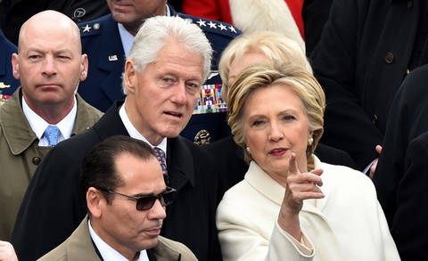 W poczcie Billa i Hillary Clintonów znaleziono bombę