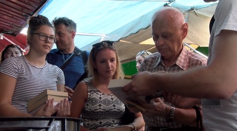 W Poznaniu ustawiła się kolejka do stoiska pana Zenona. Wszyscy kupują książki