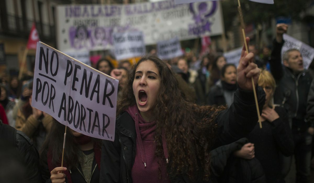Hiszpania: rząd zatwierdził projekt umożliwiający aborcję nieletnim bez zgody rodziców