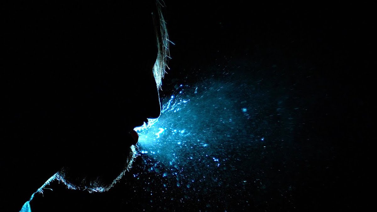 YouTuber nagrał kichnięcie w zwolnionym tempie, żeby lepiej pokazać, co dają maseczki