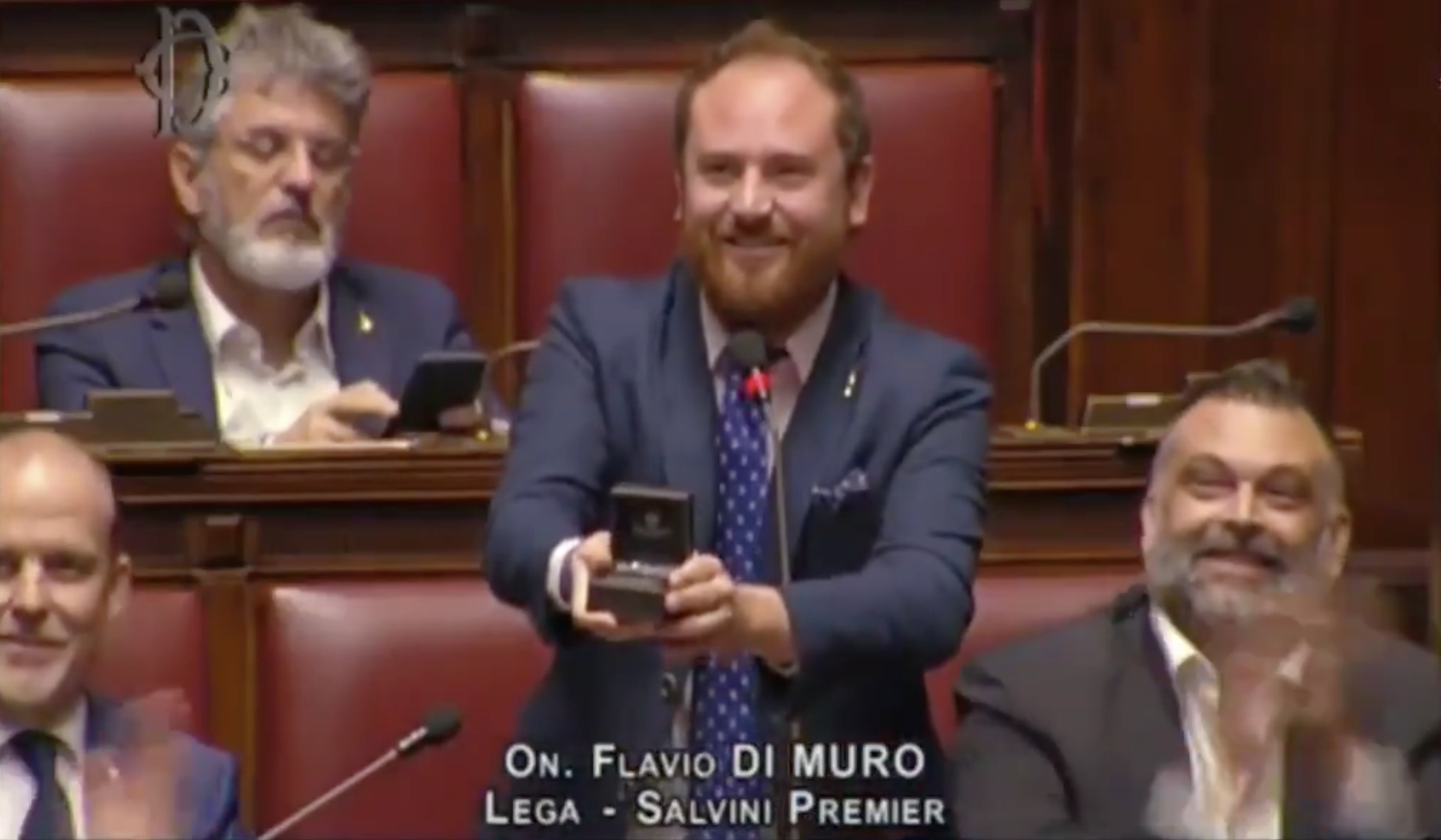 Włochy: deputowany w czasie obrad oświadczył się narzeczonej