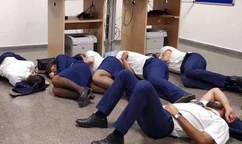 Ryanair zwolnił załogę, która ujawniła, że spała na podłodze w Maladze