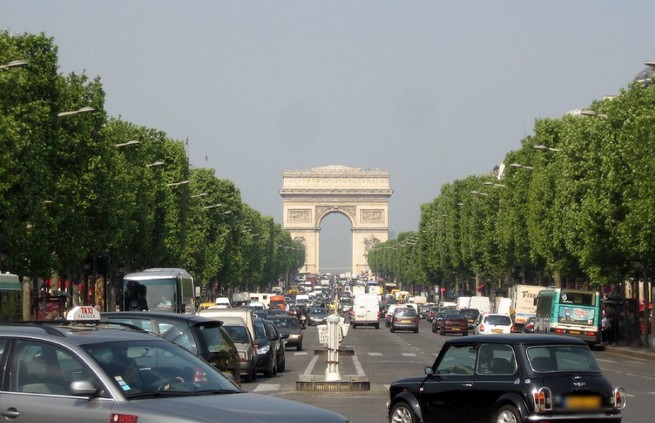 Władze Paryża rozpoczęły konsultacje społeczne, jak ożywić Pola Elizejskie