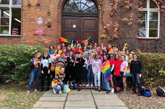 Tęczowy Piątek w szkołach. W niektórych został zakazany